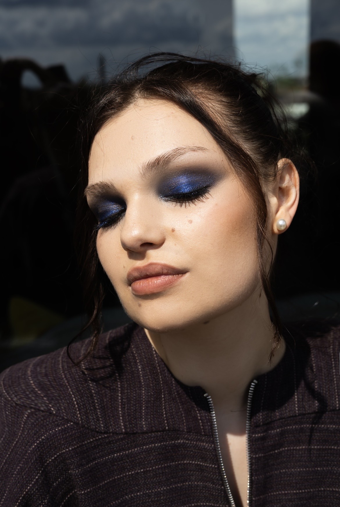 Beauty close-up of Adeline Frickel with a deep blue smoky eye
